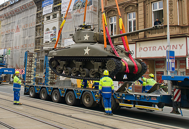 Tank Sherman se proletěl nad Plzní, atrakce trvala jen pár minut