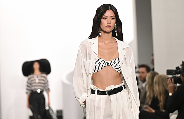 Sako s podprsenkou i průhledné šaty. Viditelné prádlo je zase trendy