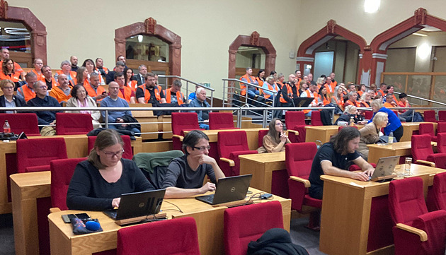 Popeláři opět vyrazili na magistrát. Odmítají obvinění ředitele Pražských služeb