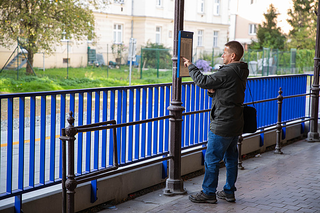 Dvě zábradlí hned vedle sebe. Podivnost na vlakové zastávce sklízí kritiku
