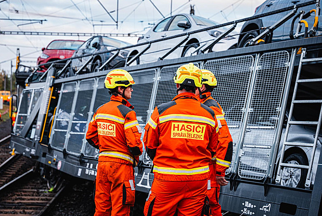 Vykolejení vlaku převážejícího auta v Kolíně. Hasiči pokračují v odklízení
