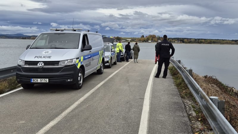 Hrůzný nález na dně Lipna: Policisté z přehrady vylovili auto s lidskými pozůstatky