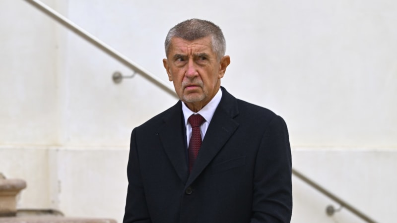 Nedělejte kšefty, vzkazuje Babiš vládě z dovolené. Plísní Decroix a Lipavského za pracovní cesty