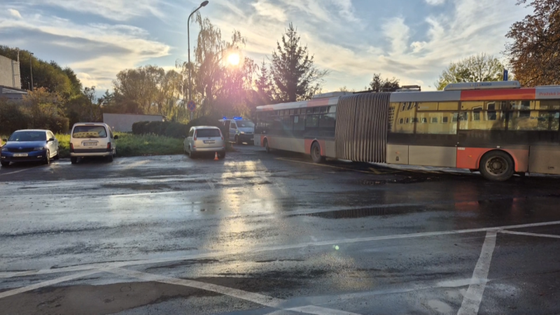 Opilý řidič autobusu boural v Kutné Hoře. Najel do auta a pořád přidával plyn, nechápe kolega