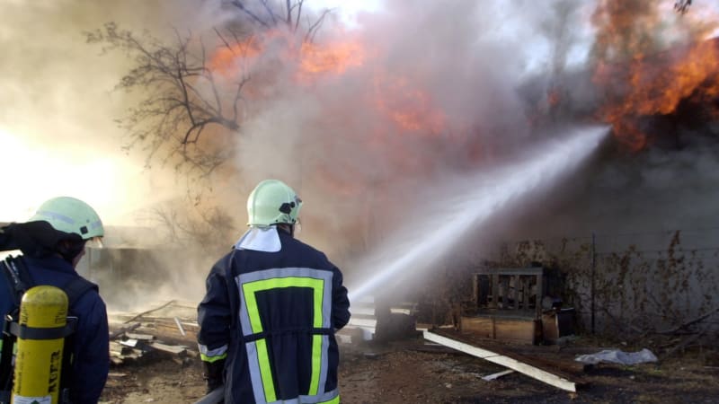Rána, oheň a muž v plamenech: Rybáři na Hodonínsku zachránili z hořící unimobuňky tři lidi