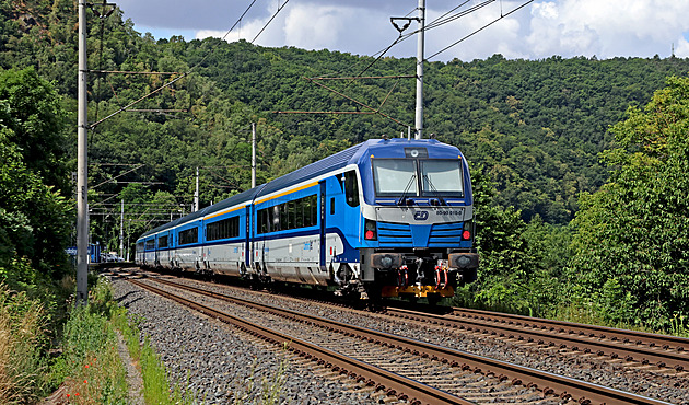 Obnova provozu na trati po krádeži kabelů potrvá až do večera, vlaky mají zpoždění