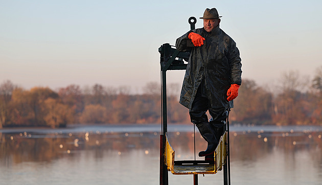 Největší rybník v kraji vydal své bohatství. Na místě pasovali i nové rybáře