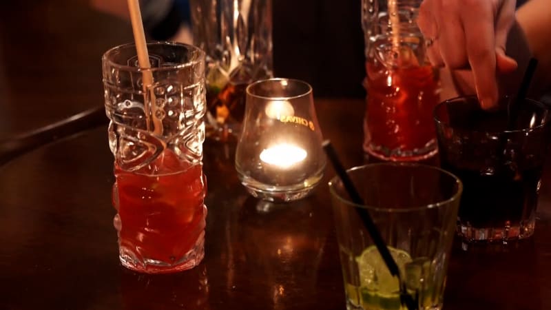 Případů drink-spikingu rapidně přibývá. Pachatelé často unikají spravedlnosti