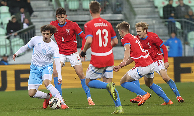 Výkon jako při blamáži na Faerech. Čtenáři fotbalisty za San Marino nešetřili