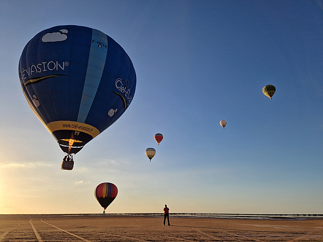 Východ slunce, plameny a ticho nad mořem. Džerba zažila první festival balónů