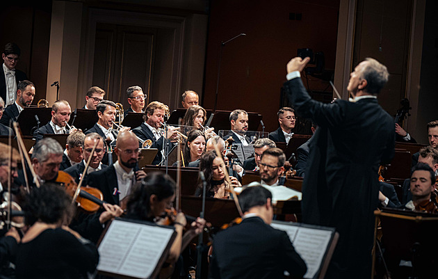 GLOSA: Sametový Mahler s grandiózním sborem. Filharmonie slavila svobodu