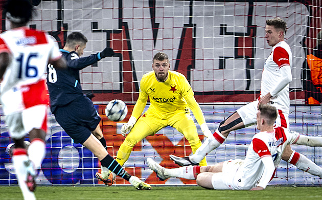 Já a hrdina? Ale jděte. Gólman Staněk bral chválu bez emocí, děkovali mu hráči i kouč