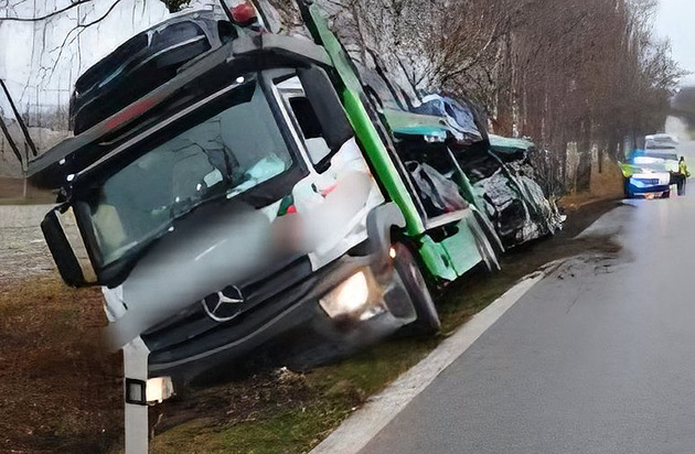 Kamioňák sjel ze silnice a opřel návěs s auty o břízy. Škoda je šest milionů