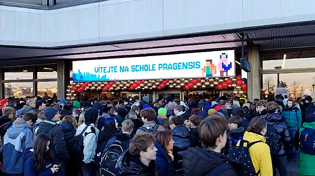 Nezvládnutá organizace akce pro školy v Praze. V tlačenici omdlévají děti