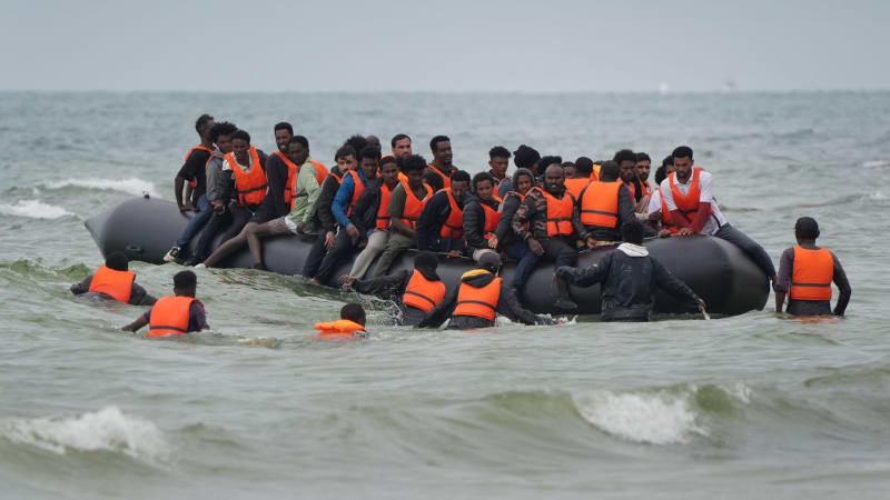 U Kréty se převrátil nafukovací člun s migranty. Tragédii nejméně 18 z nich nepřežilo