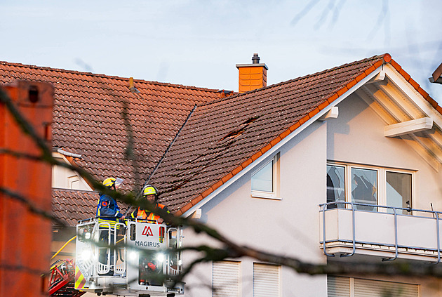 V Německu neodhadli odpal bomby. Exploze prorazila zábrany a poškodila byty