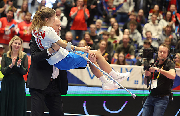 Cítila jsem bezmoc, mrzelo zraněnou kapitánku. Na pódium ji vyzvedla soupeřka