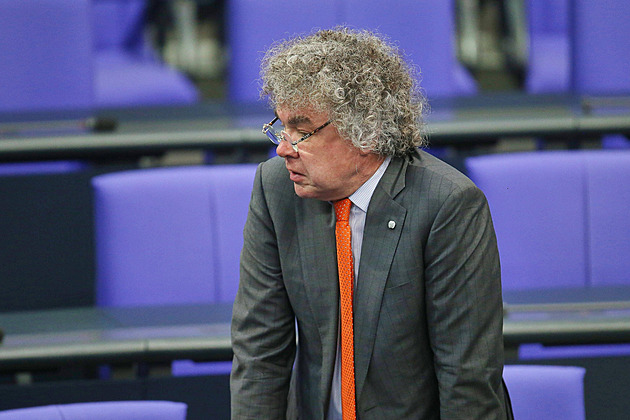 Poslanec AfD přivítal kolegu nacistickým pozdravem, čelí obvinění