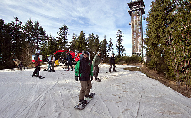 Umělý sníh i přes inverzi na sjezdovkách drží, ceny skipasů jdou dolů