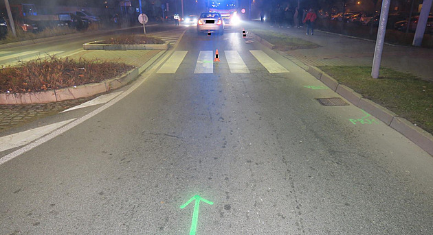 Devatenáctiletá řidička srazila chodkyni, svědky smrtelné nehody hledá policie