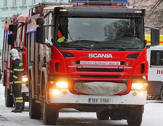 Na Klatovsku hořelo, dvě děti a dva dospělí se při požáru nadýchali kouře