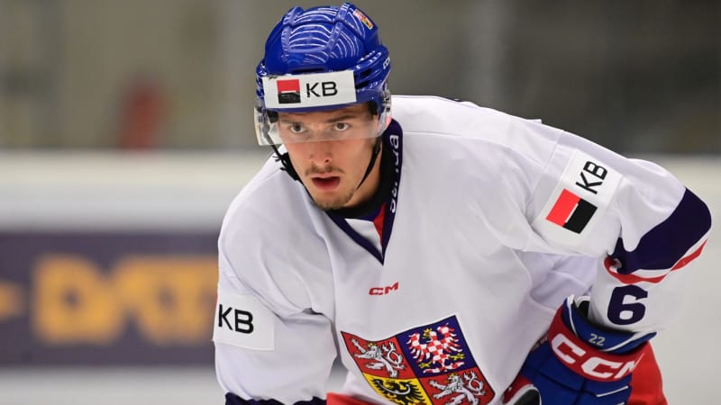 Velká ztráta pro hokejovou reprezentaci. Proti Kanadě bude chybět Mrtka, klíčový obránce