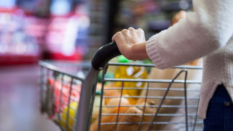 Ošizené konzervy či plíseň v kávě. Řetězce stahují z prodeje nebezpečné potraviny