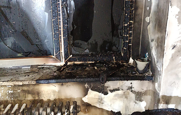 Požár a výbuch poškodil zdi bytu v Praze, hasiči zachránili dva lidi