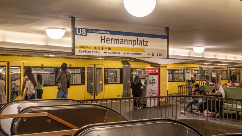 Hyenismus v berlínském metru: Senior zkolaboval na lavičce, umírajícího muže pak okradli