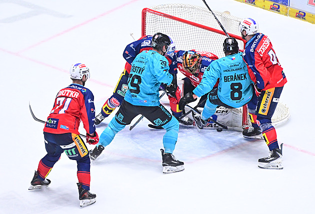 ONLINE: Pardubice hrají ve Varech, Litvínov čelí Plzni. Třinec vede v derby