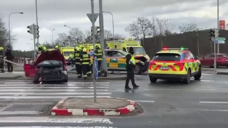 V Praze bouralo vozidlo záchranářů s osobákem. Na místě jsou tři zranění