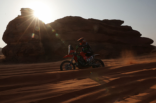 Prokop se na Dakaru propadl. Pro dva české motocyklisty letěl vrtulník