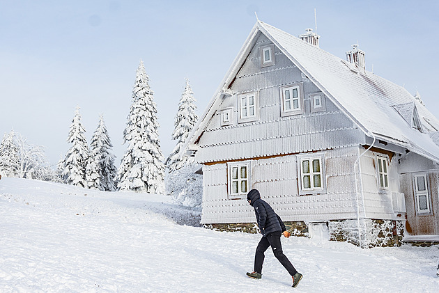 OBRAZEM: Zimní pohádka v Orlických horách. Lyžaři se díky mrazu mají čím kochat