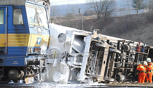 V Havlíčkově Brodě vykolejila cisterna s naftou. Provoz je omezený