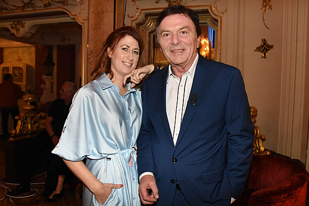 Trávníček má za sebou operaci srdce a leží na JIP. Znovu se narodil, uvedla manželka