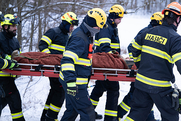 Mimořádná akce, stísněné podmínky. Jak záchranáři dostali zraněného z jeskyně
