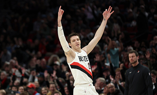 Krejčí přispěl k třetí výhře v řadě. Detroit uťal sérii, rvačky připomněly staré časy