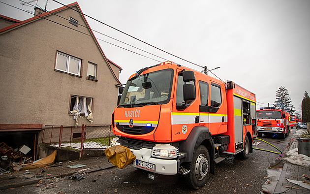 Opilý kutil demontoval plynový kotel, výbuch zapálil sklep a vysklil okna domu