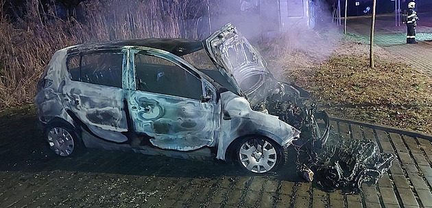 Zastupiteli v Hluboké žhář zapálil auto. Může to mít politický důvod, míní