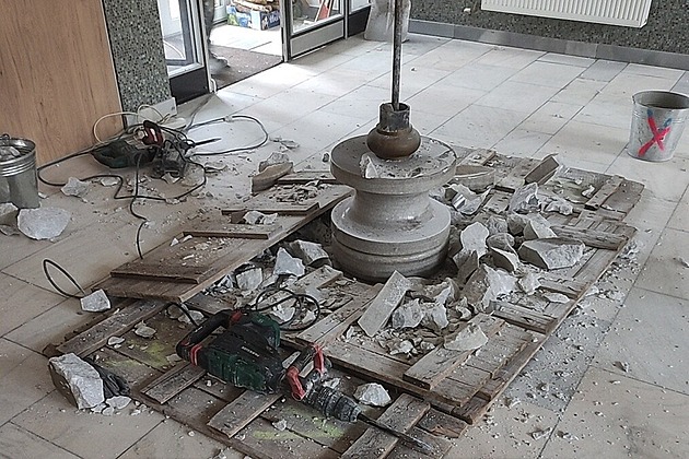 Rozbijte fontánu, nakázal ředitel. Ta byla uměleckým dílem, případ vyšetřuje policie