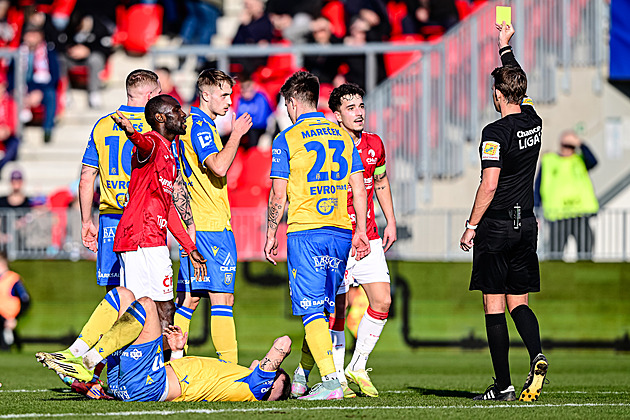 Pardubice - Teplice 1:1, boj o střed tabulky skončil smírem, oba týmy dohrály v deseti