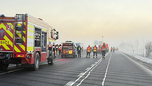 Hromadná nehoda uzavřela D6 u Chebu, v mlze bouralo sedm aut