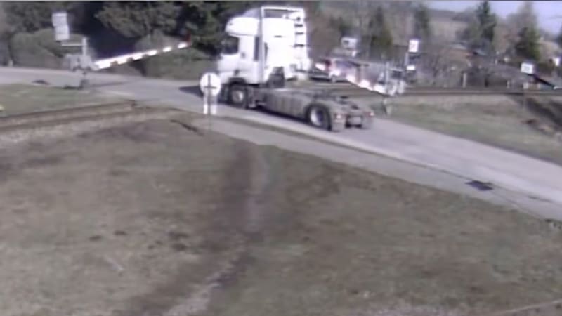 Tahač vjel na přejezd, pak ho smetl vlak. Policie zveřejnila záběry srážky v Nových Zámcích