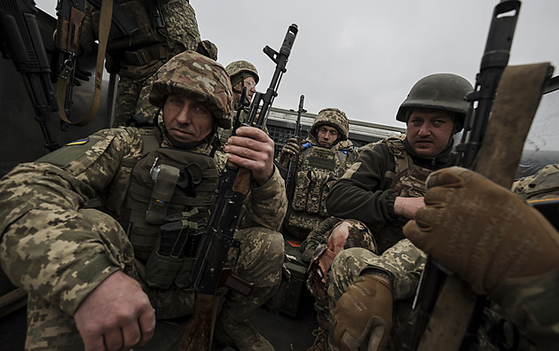Jste zrádci, čeká vás opovržení. Ukrajinci řeší, co s muži, kteří se vyhnuli válce