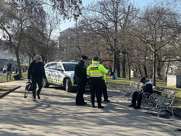 Jak se žije v Sherwoodu. Město odstranilo lavičky, bezdomovci tu sedí dál