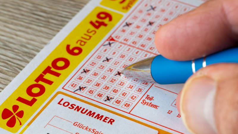 Kuriózní loterie: Tři výherci zbohatli o desítky milionů, přesto mají důvod k slzám