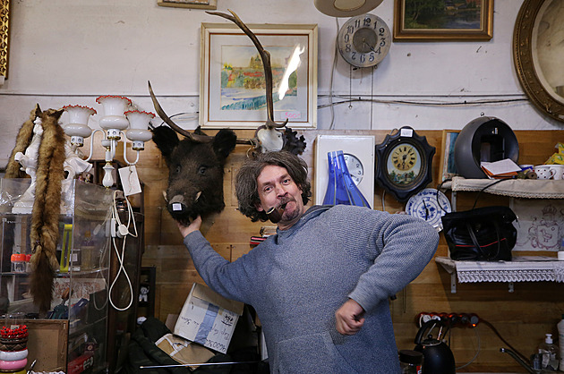 Zámek v Martinicích zachránil, teď odchází. Kuře popsal drsné spory o své vetešnictví