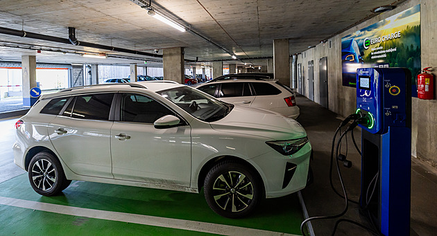 Hradec zavádí nabíječky elektroaut na sídlištích, začne Moravským Předměstím