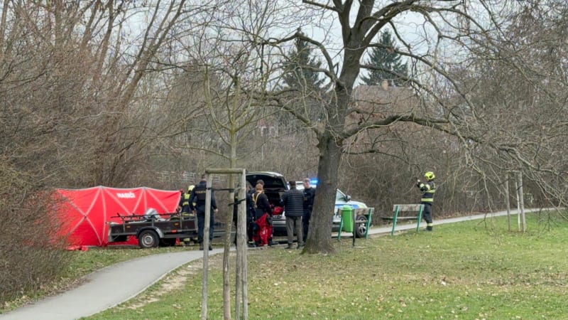 Podezřelý nález v Kyjském rybníce v Praze: Může jít o mrtvé tělo, na místě jsou policisté