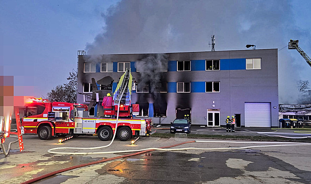 Požár haly vyšetřuje policie jako terorismus. Přihlásila se organizovaná skupina